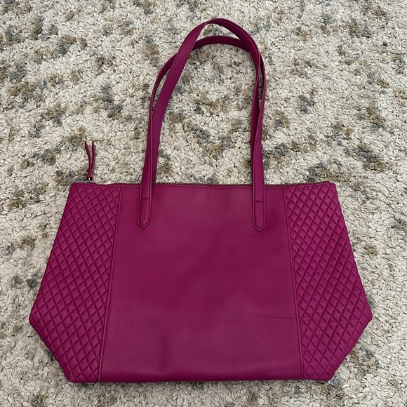 Vera Bradley purse in GUC! - Picture 2 of 8